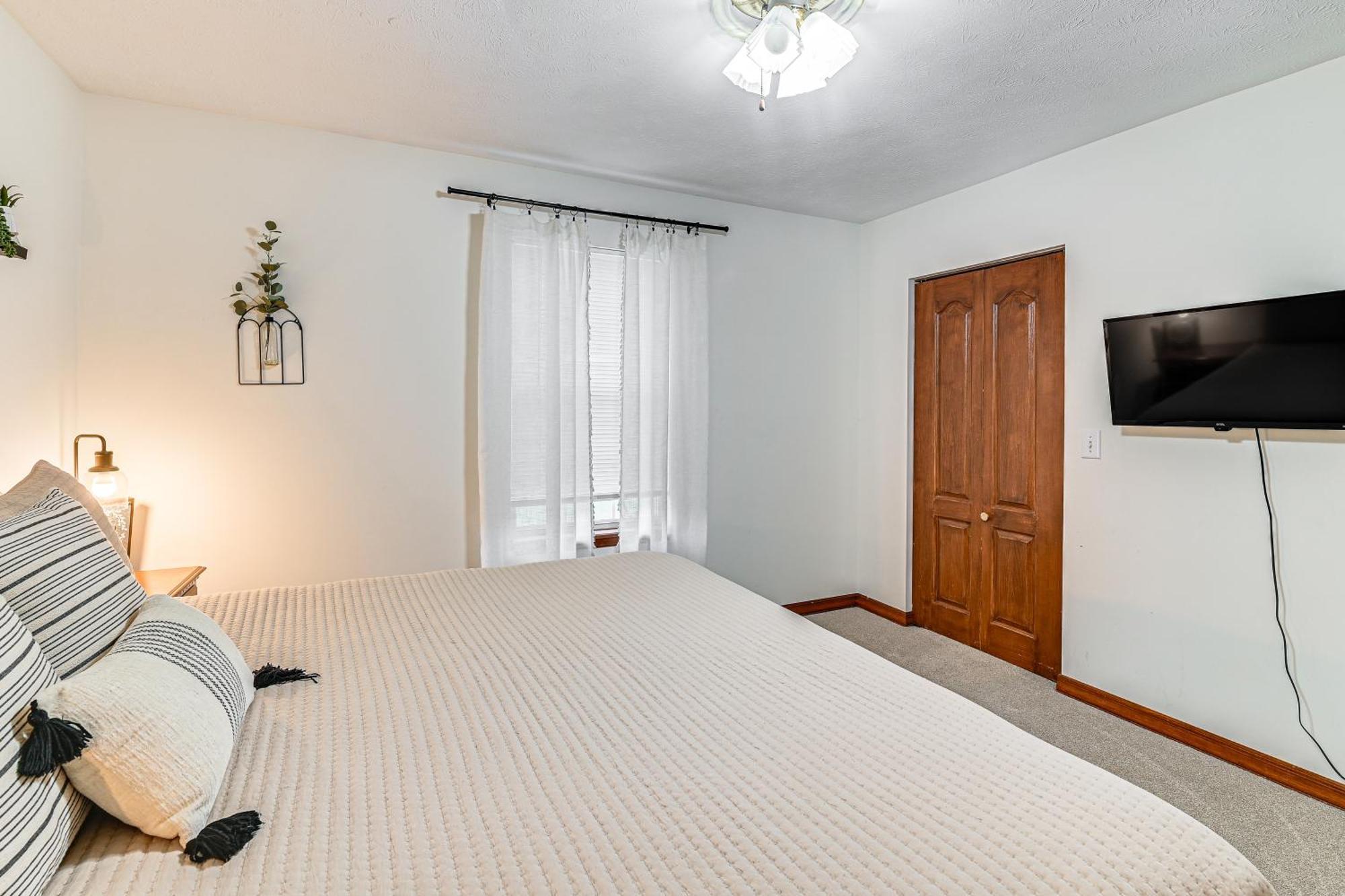 Вілла Williamstown Gem With Private Pool And Hot Tub! Екстер'єр фото